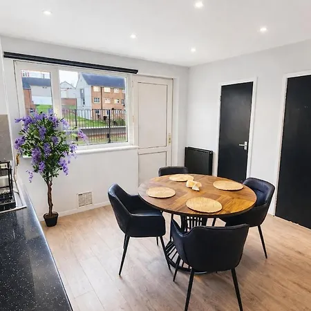 3 Bedroom Close To Arena & Free Parking *