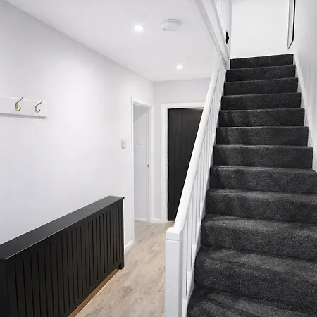 3 Bedroom Close To Arena & Free Parking *