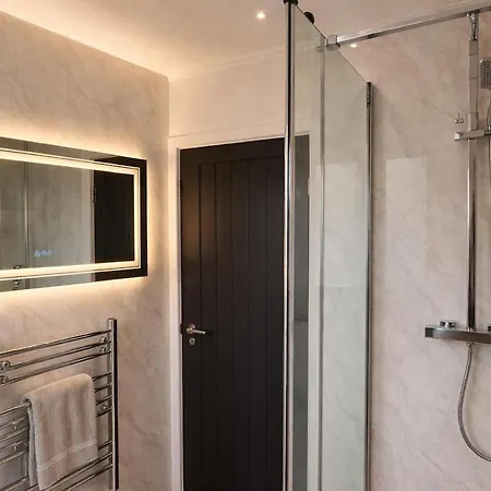 3 Bedroom Close To Arena & Free Parking