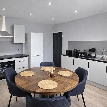 3 Bedroom Close To Arena & Free Parking Leeds (West Yorkshire)