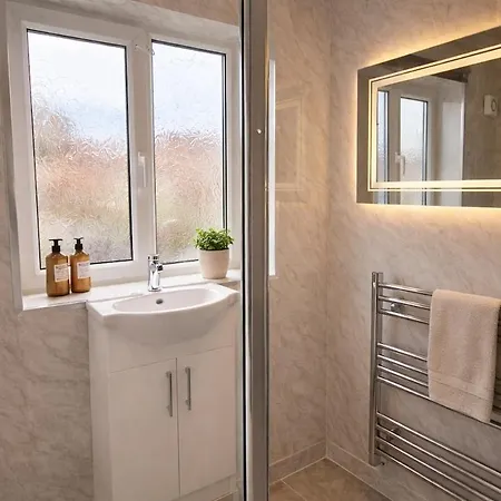 3 Bedroom Close To Arena & Free Parking Apartment